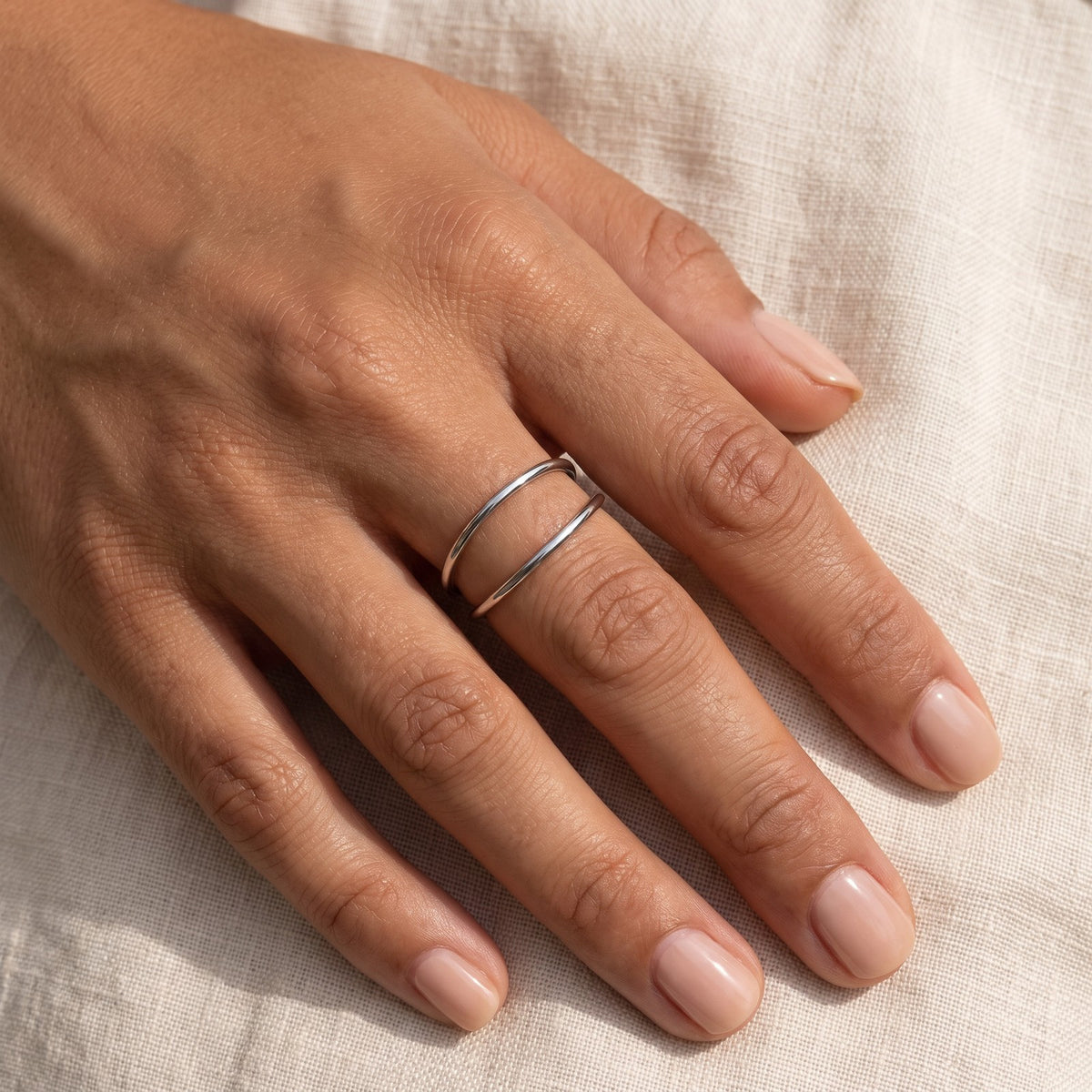 Anillo Doble aro abierto plateado puesto