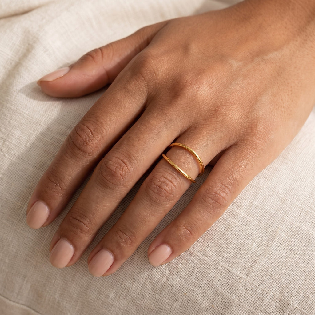 Anillo Doble aro abierto dorado puesto