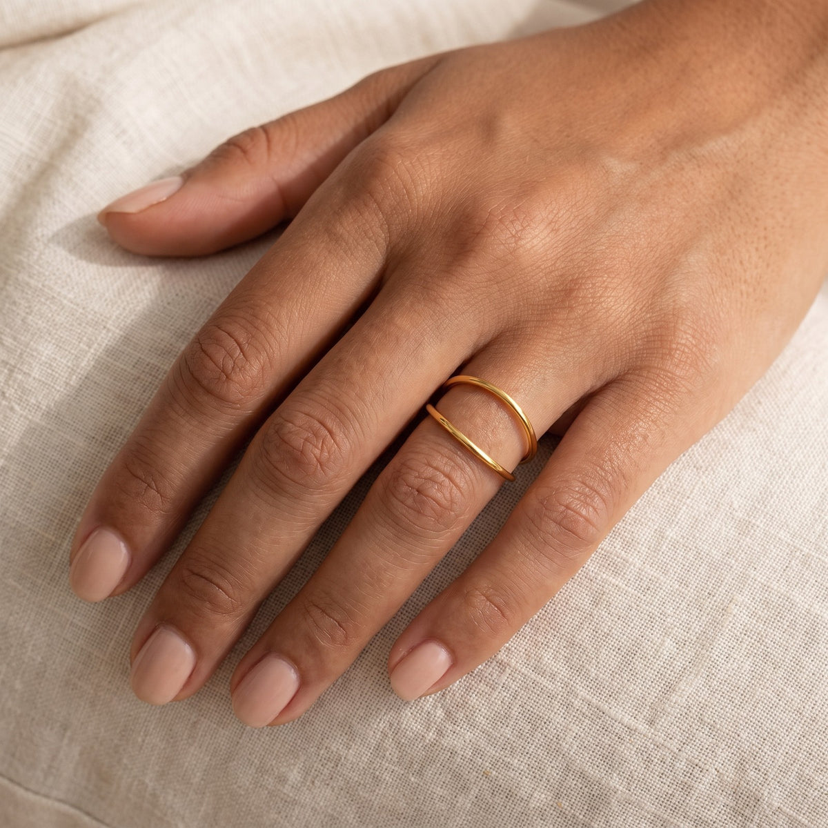Anillo Doble aro abierto dorado puesto