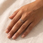 Anillo Doble banda cruzada plateado puesto