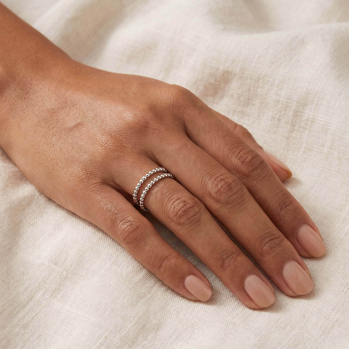 Anillo Doble bolitas plateado puesto