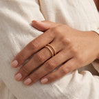 Anillo Doble bolitas dorado puesto