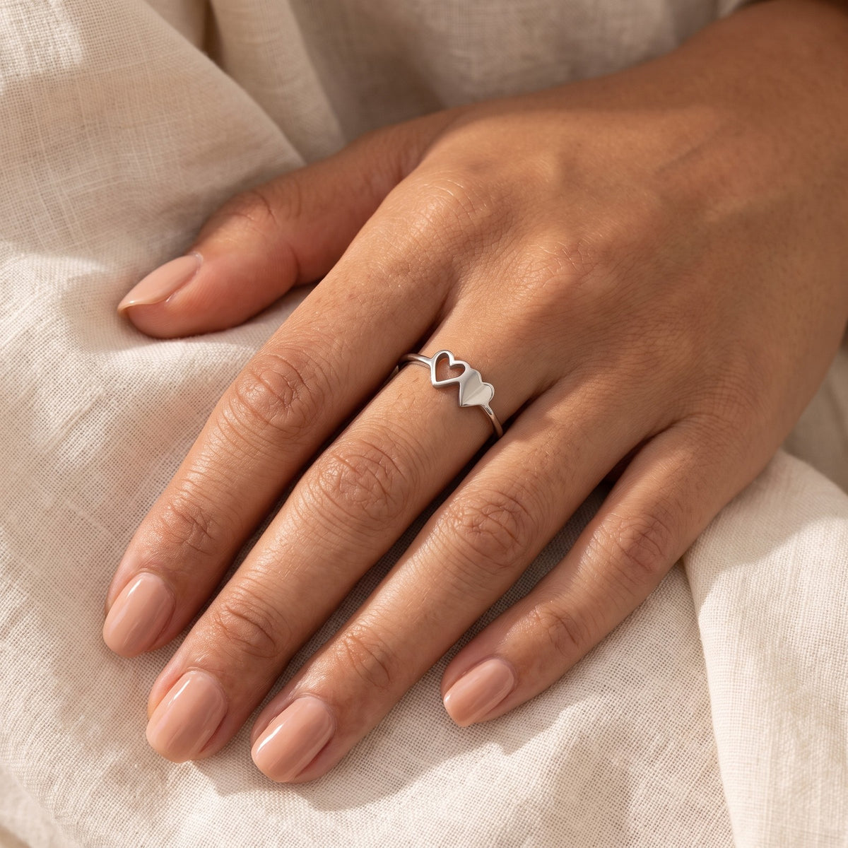 Anillo Doble corazón plateado puesto