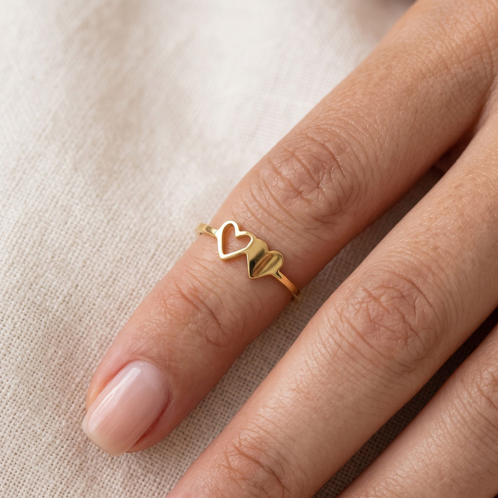 Anillo Doble corazón dorado puesto