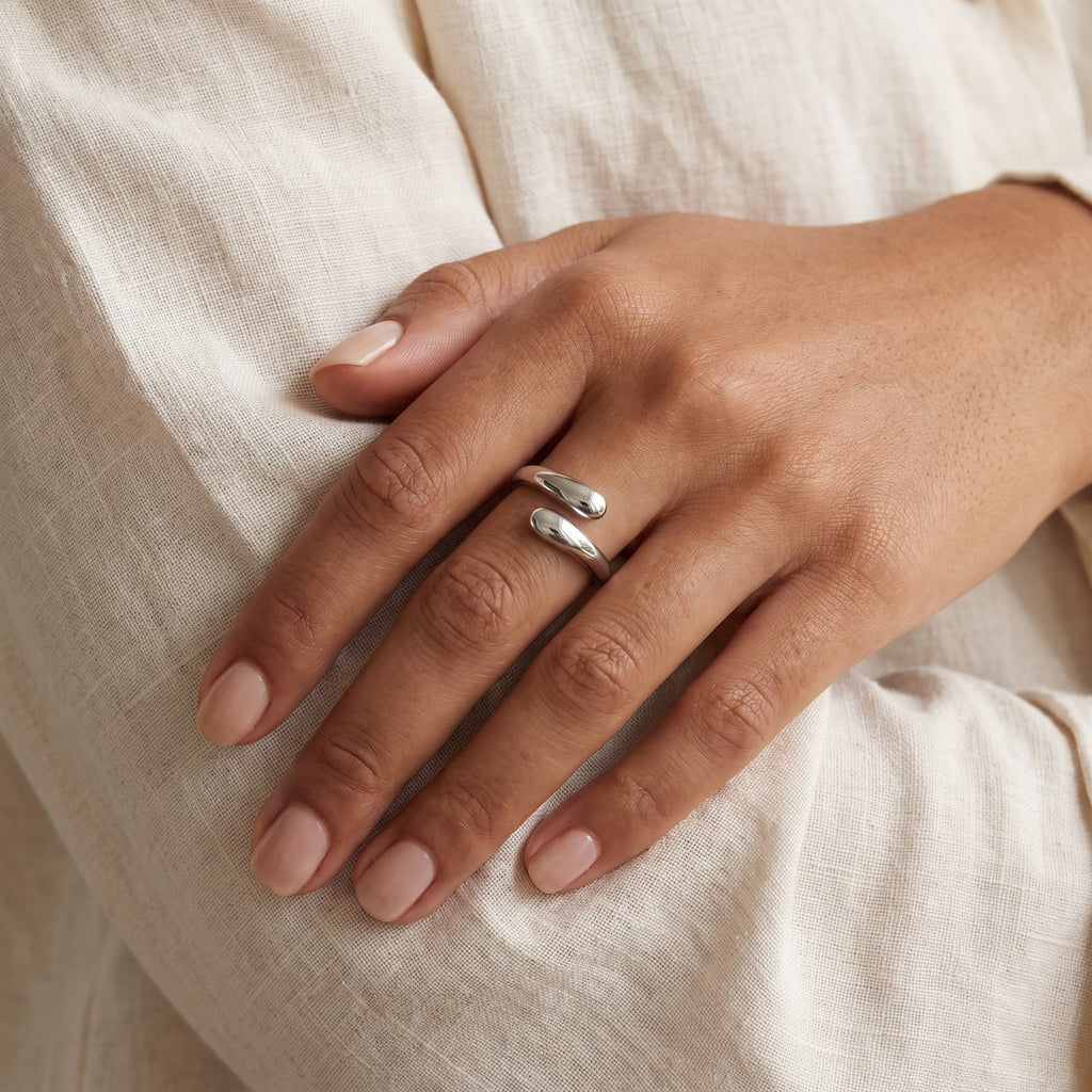 Anillo Doble gota plateado puesto