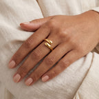 Anillo Doble gota dorado puesto