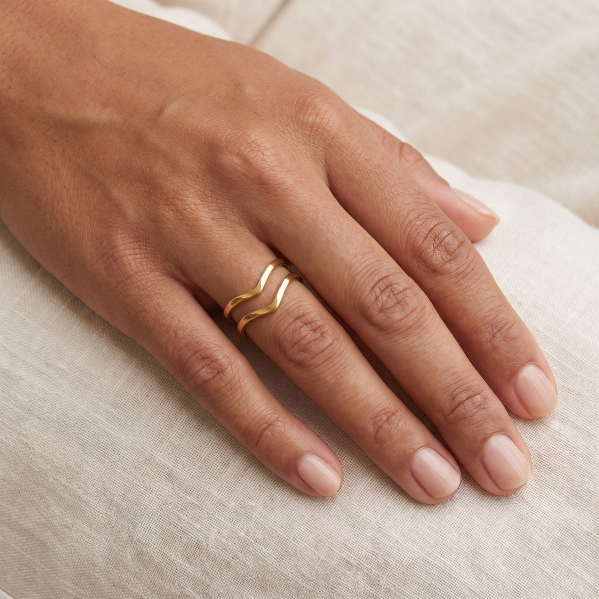 Anillo Doble onda dorado puesto