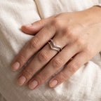 Anillo Doble V plateado puesto