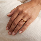 Anillo Doble V dorado puesto
