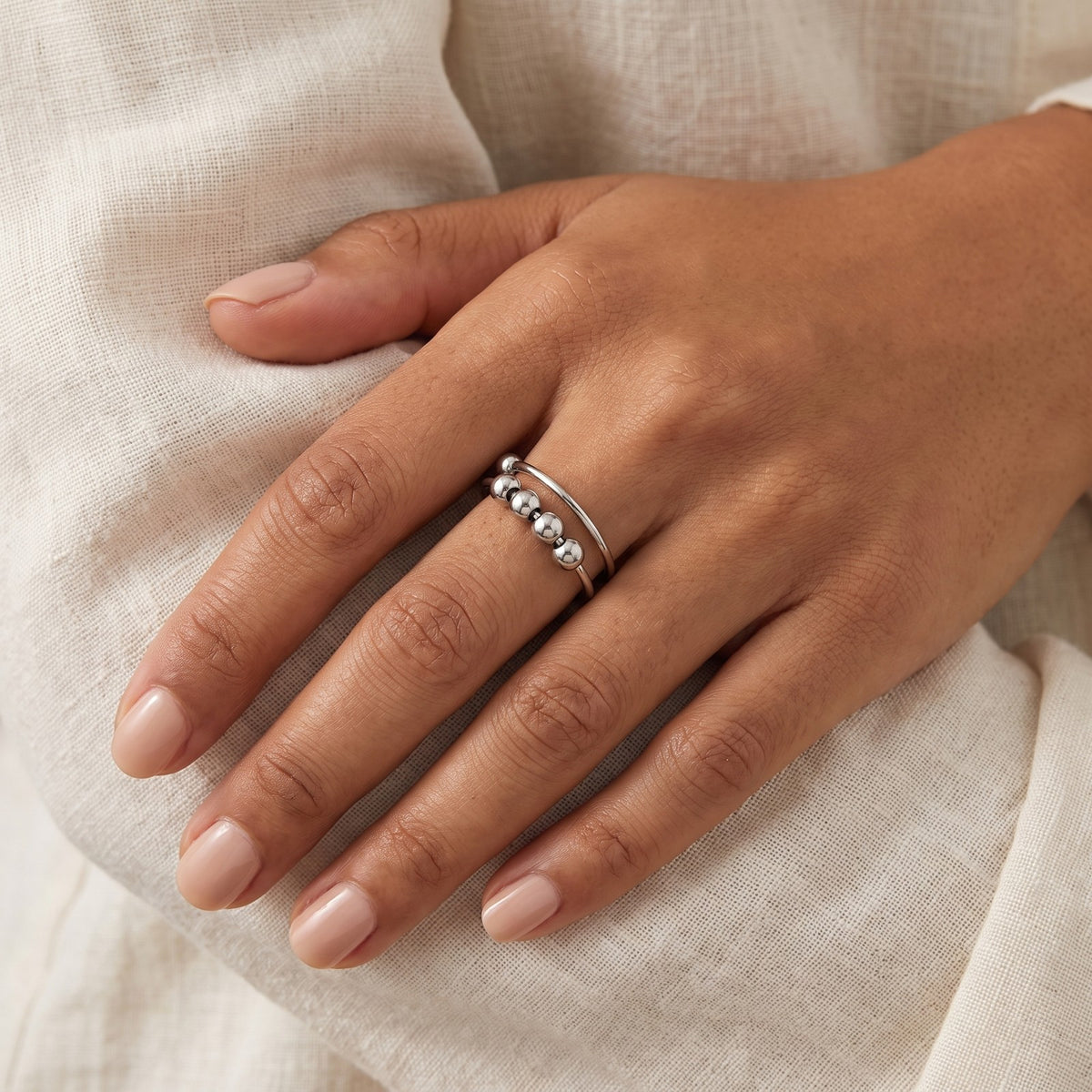 Anillo Doble vuelta con cuentas plateado puesto