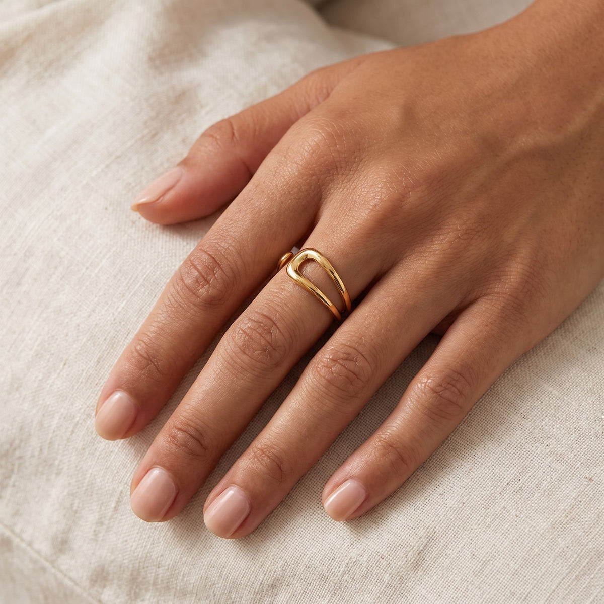 Anillo Doble vuelta dorado puesto