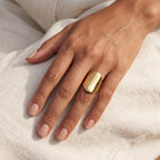 Anillo Domo liso dorado puesto