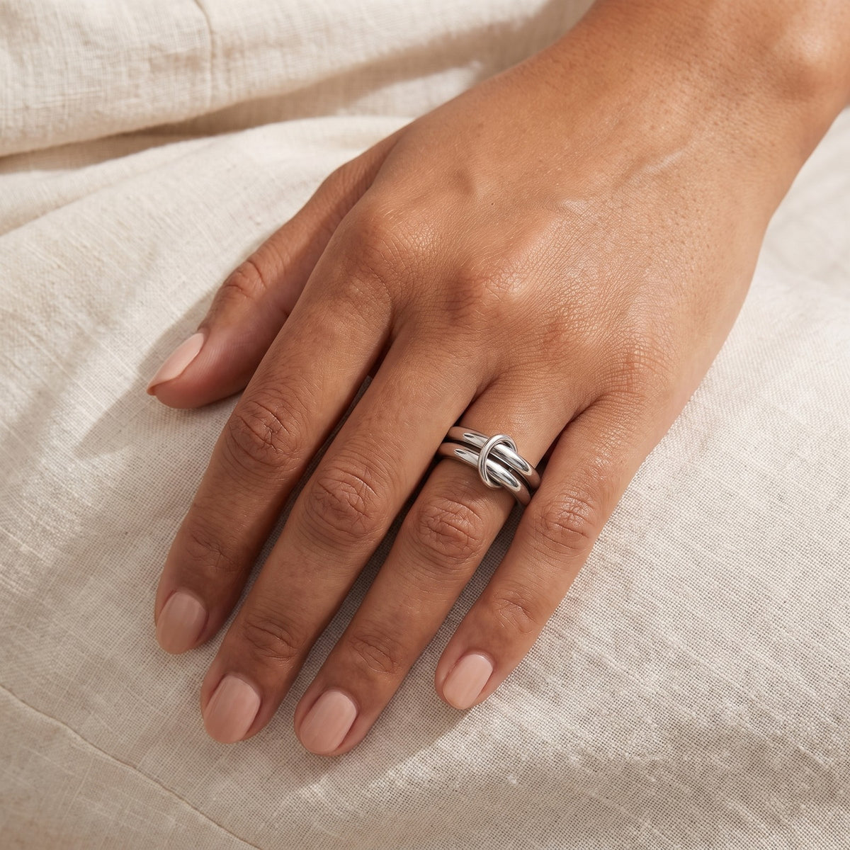 Anillo Dos aros plateado puesto