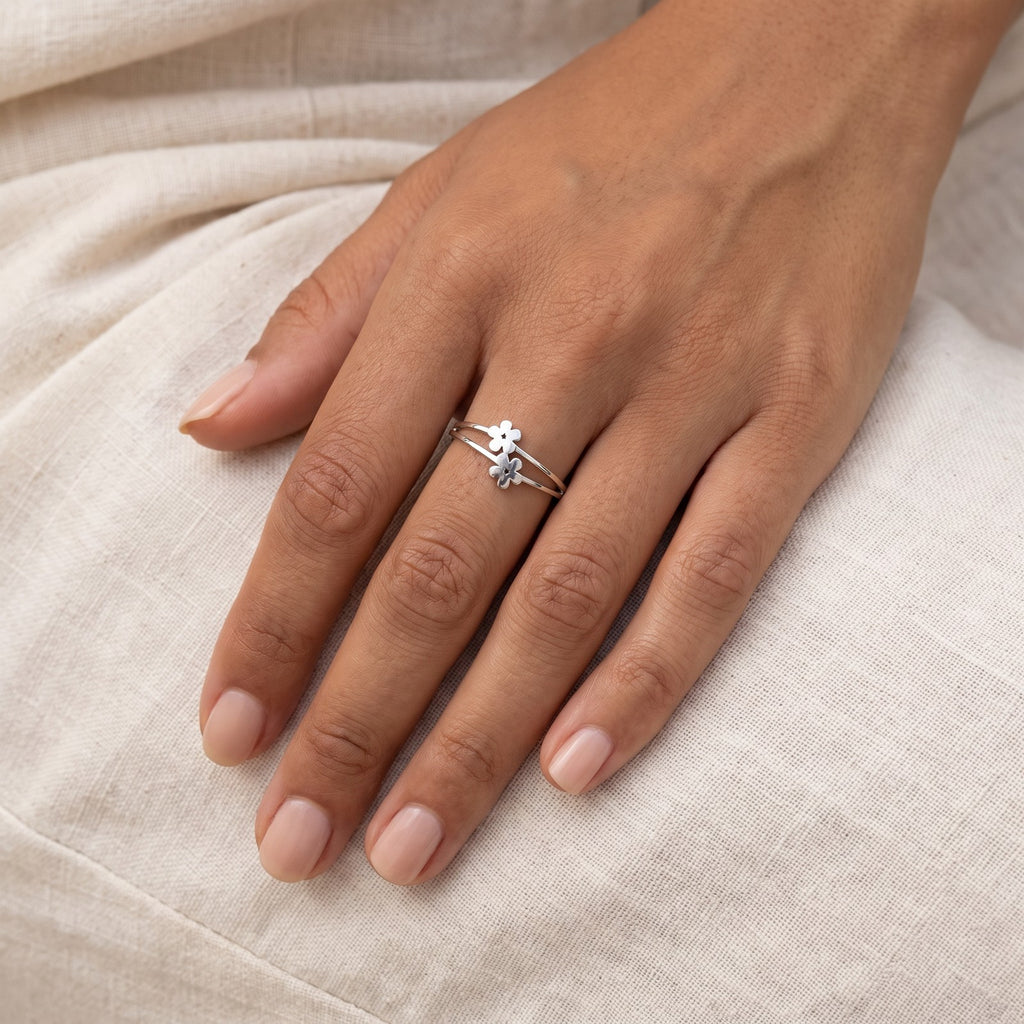 Anillo Dos florecitas plateado puesto