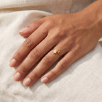 Anillo Dos florecitas dorado puesto