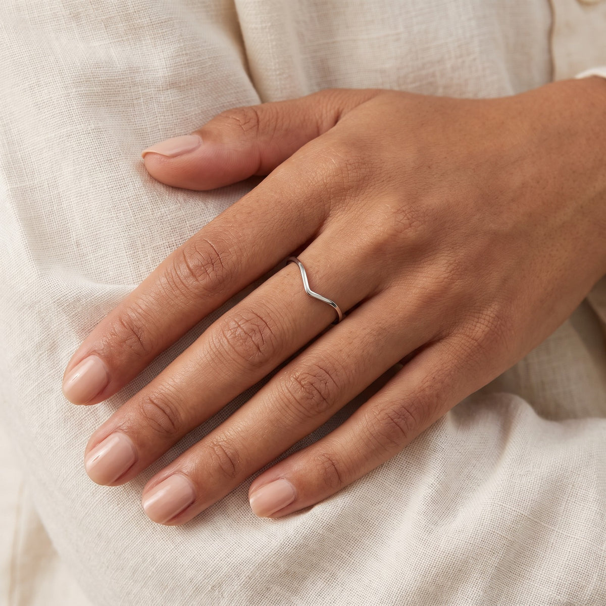 Anillo en V plateado puesto
