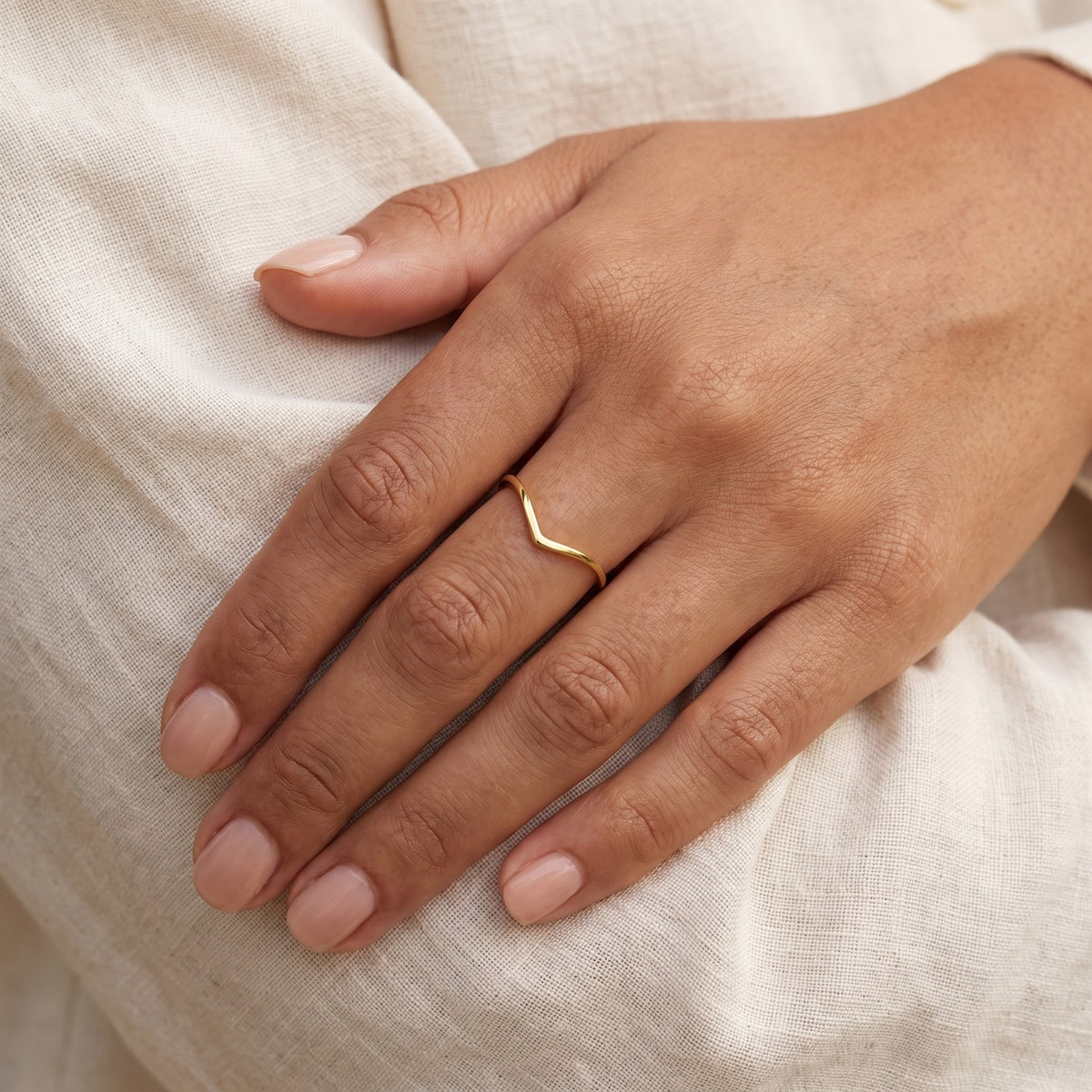 Anillo en V dorado puesto