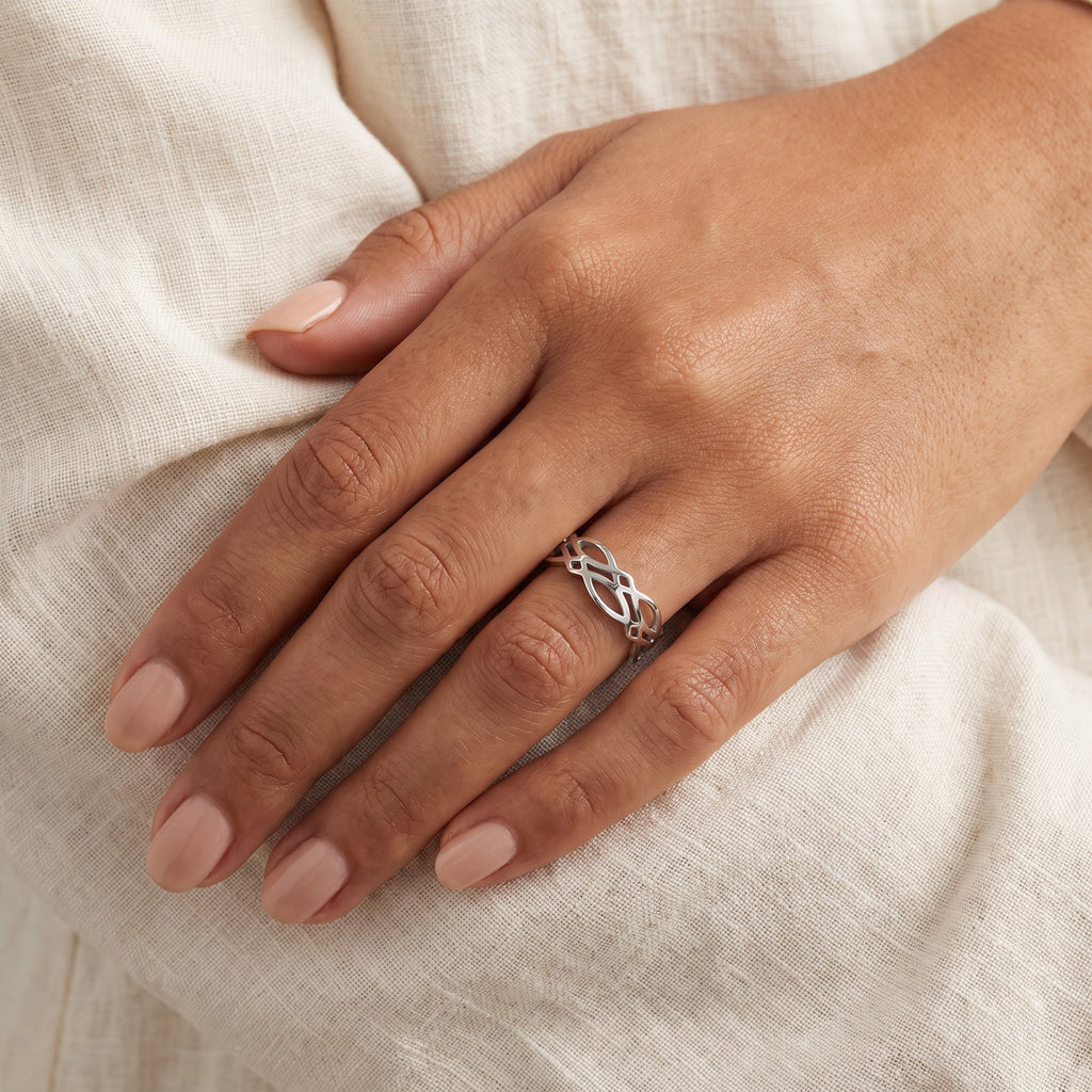 Anillo Entrelazado plateado puesto
