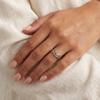 Anillo Entrelazado plateado puesto
