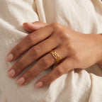 Anillo Entrelazado dorado puesto