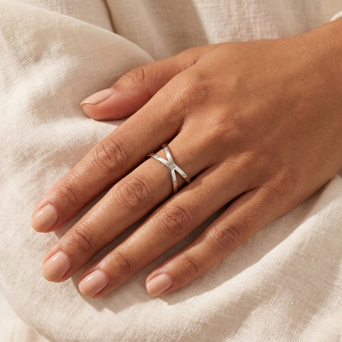 Anillo Equis ancha plateado puesto