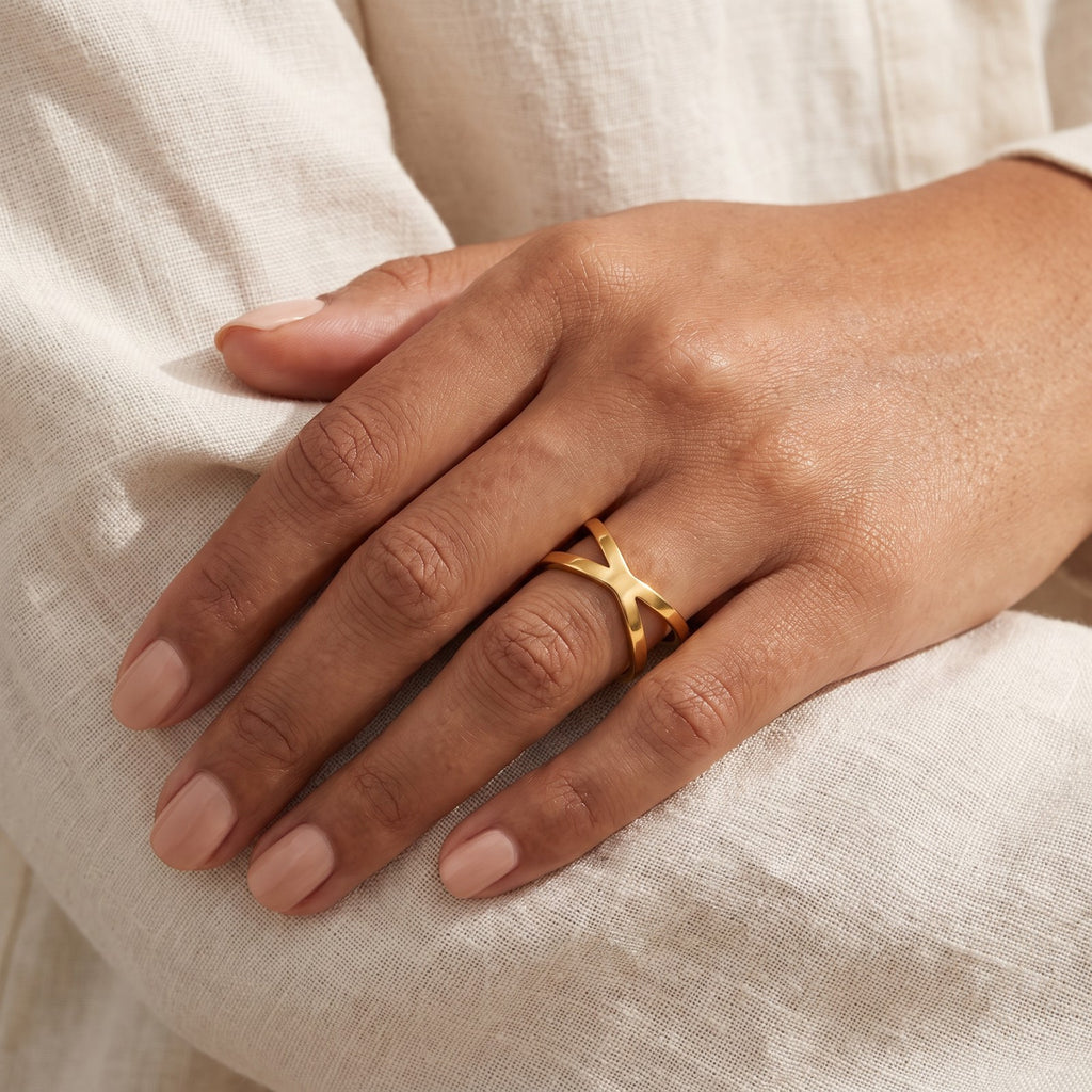 Anillo Equis ancha dorado puesto
