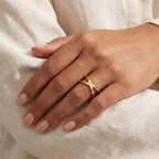 Anillo Equis ancha dorado puesto