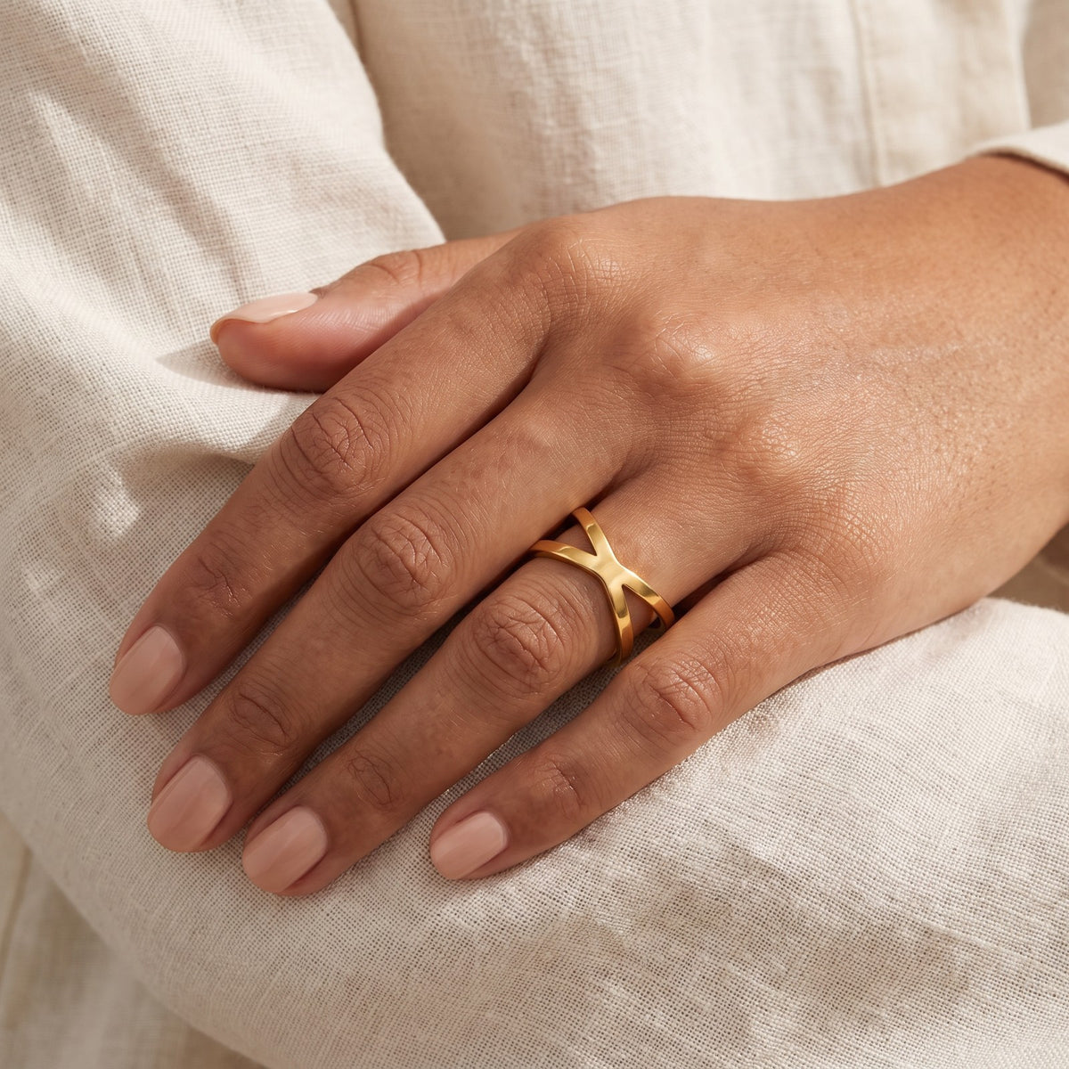 Anillo Equis ancha dorado puesto