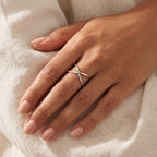 Anillo Equis plateado puesto