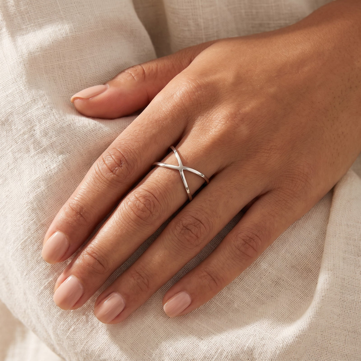 Anillo Equis plateado puesto