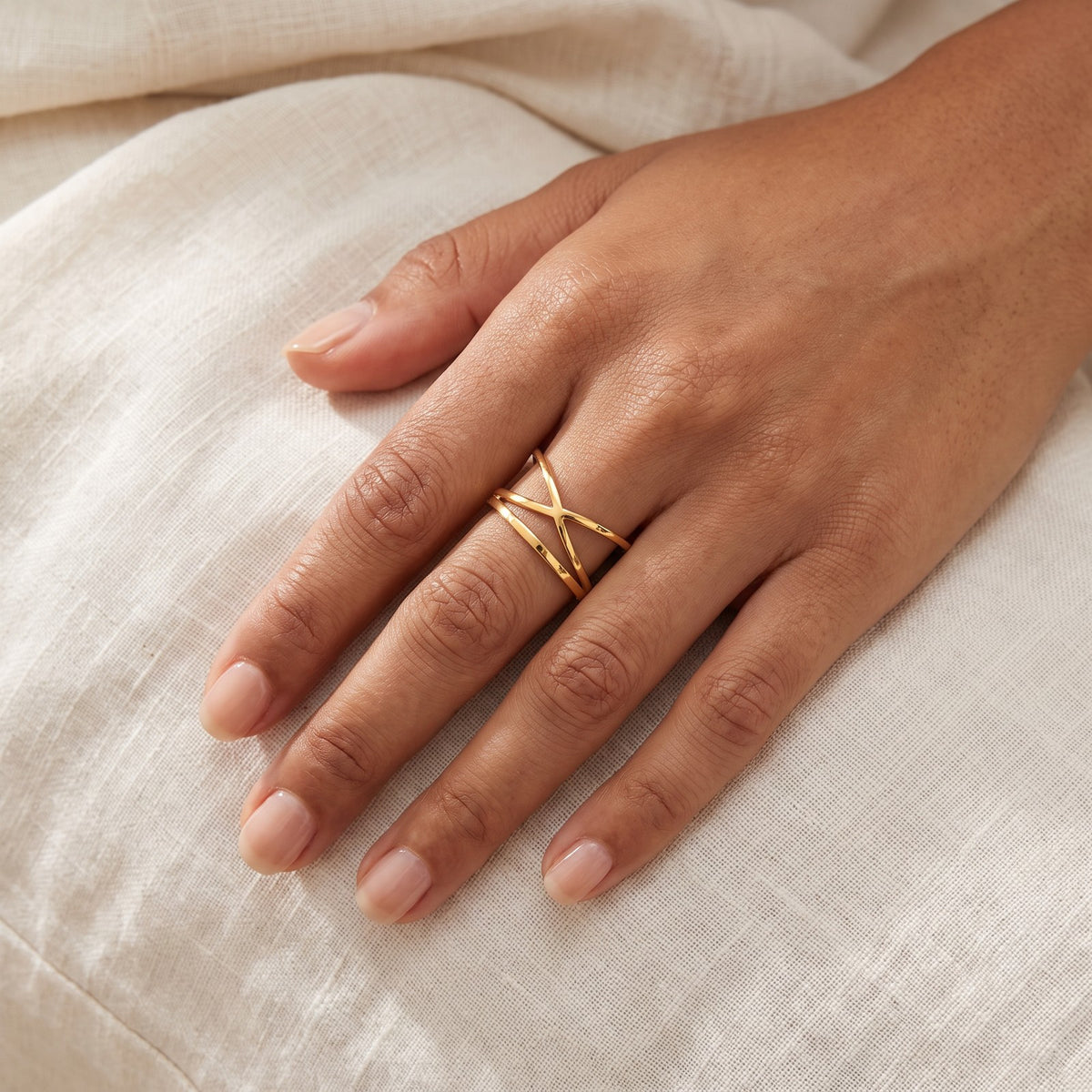Anillo Equis dorado puesto