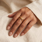 Anillo Equis trenzada dorado puesto