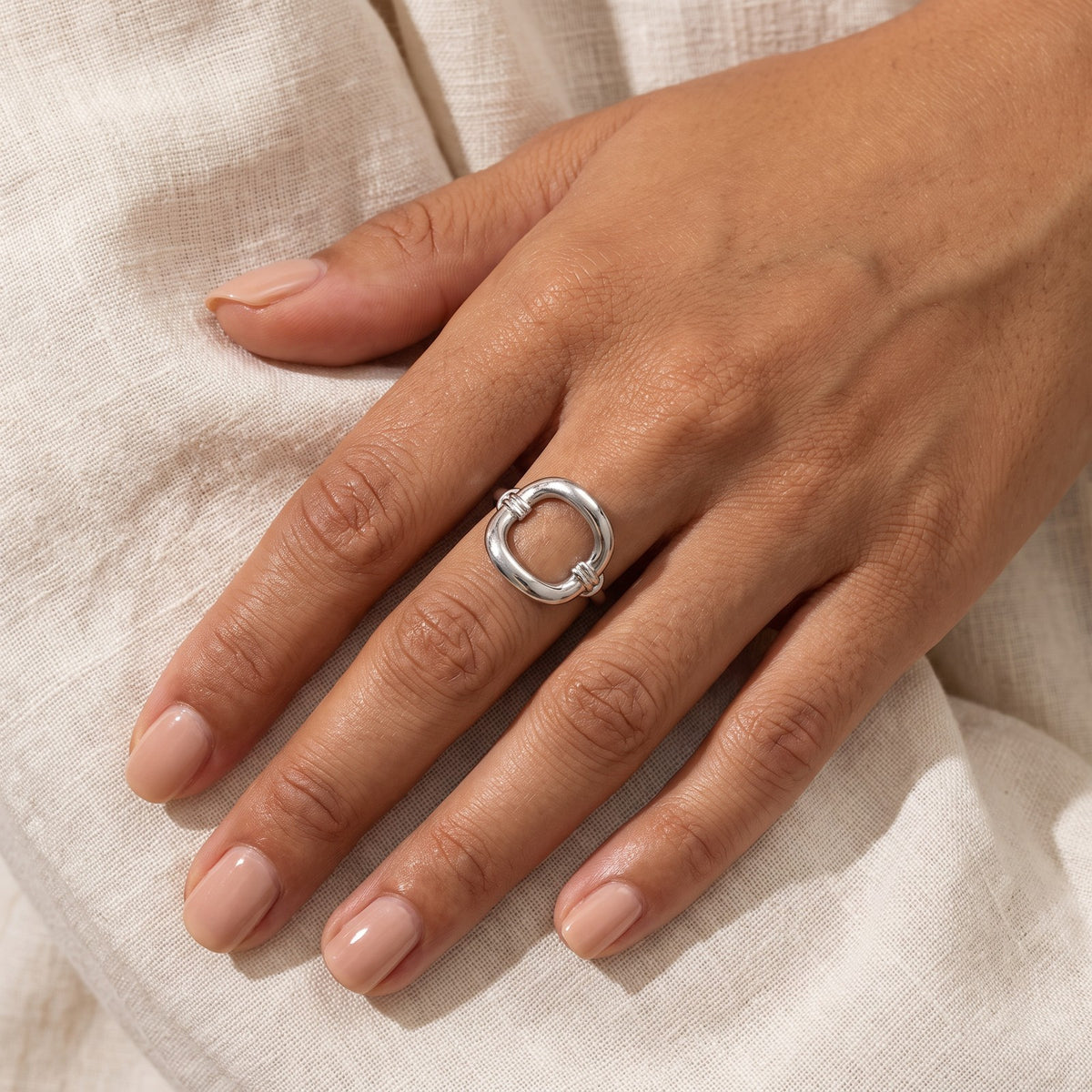 Anillo Eslabón grande plateado puesto