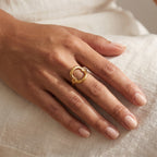Anillo Eslabón grande dorado puesto