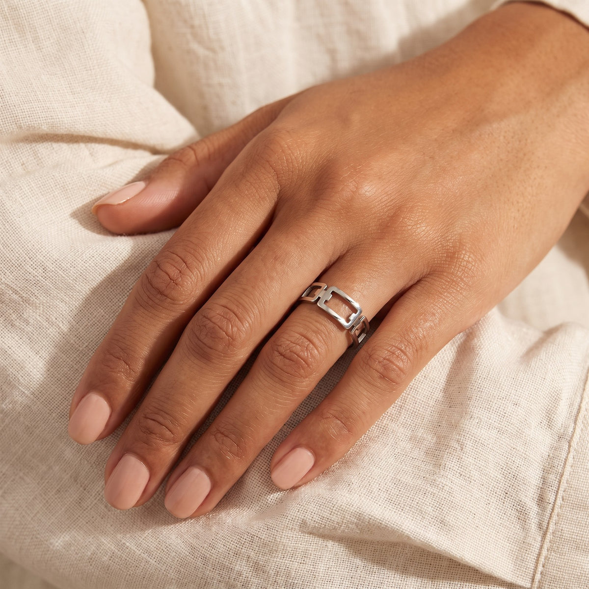 Anillo Eslabón plateado puesto