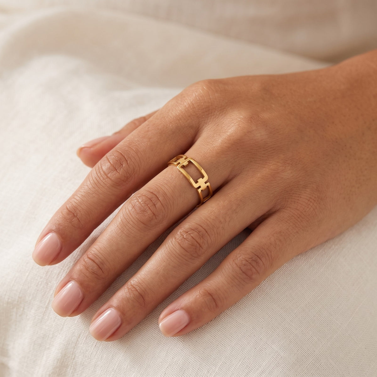 Anillo Eslabón dorado puesto