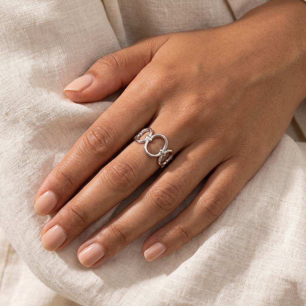 Anillo Eslabones abiertos plateado puesto