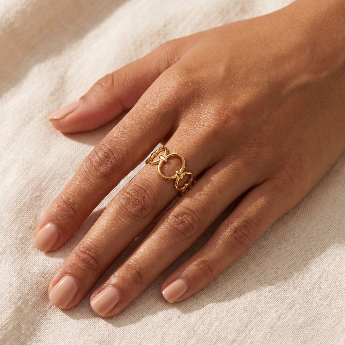 Anillo Eslabones abiertos dorado puesto