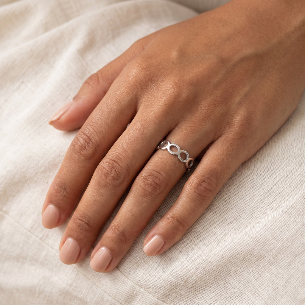 Anillo Eslabones infinitos plateado puesto