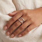 Anillo Eslabones martillados plateado puesto