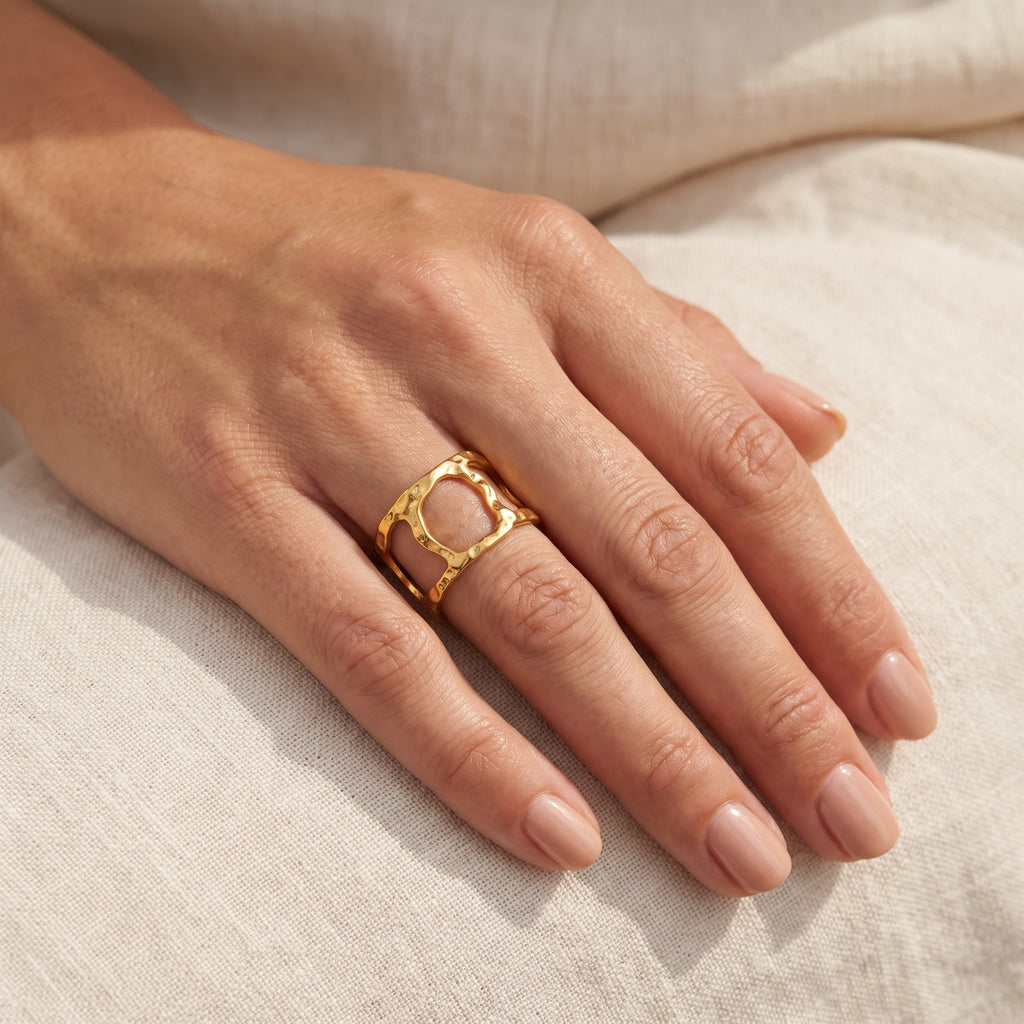 Anillo Eslabones martillados dorado puesto