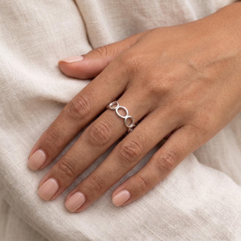 Anillo Eslabones ovalados plateado puesto
