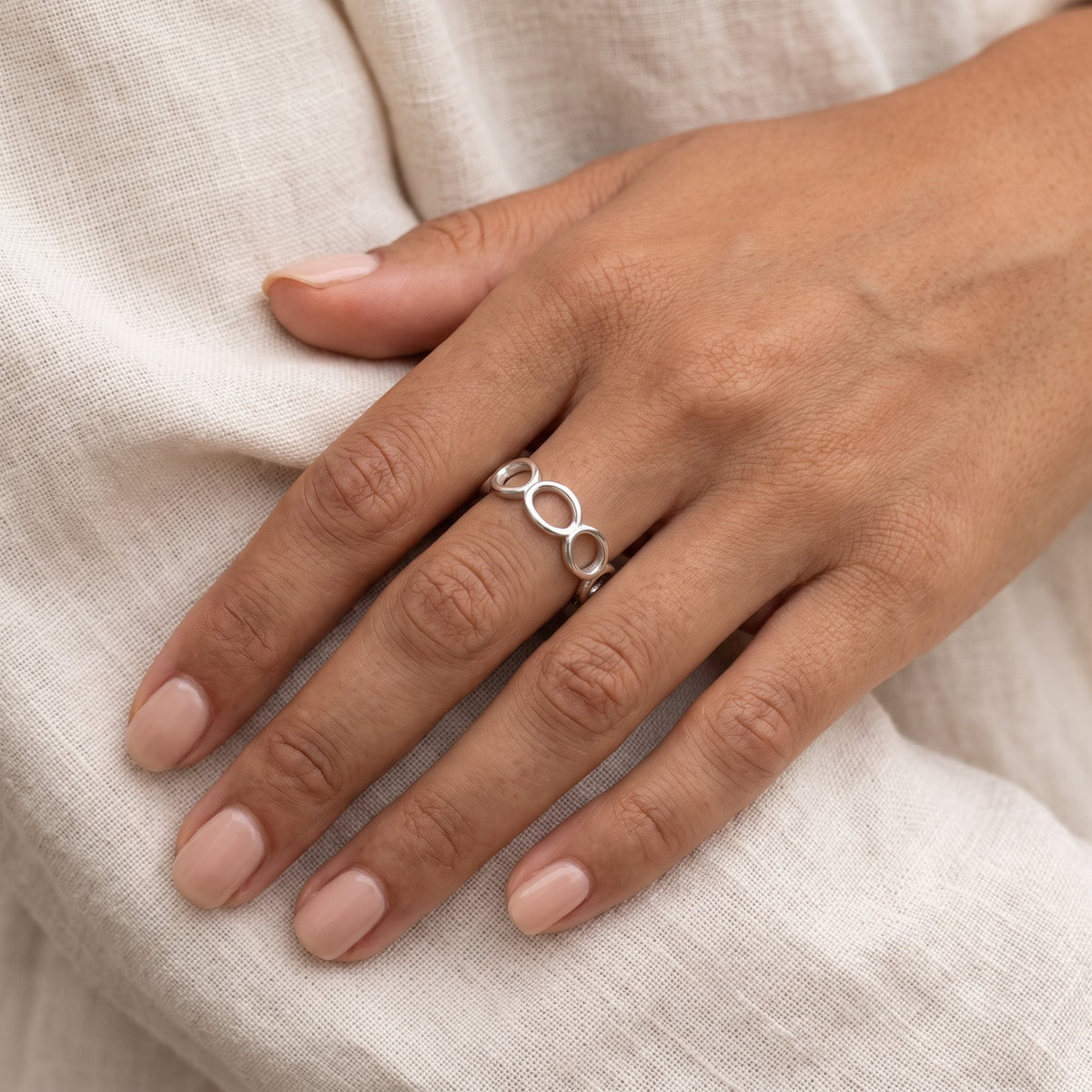 Anillo Eslabones ovalados plateado puesto