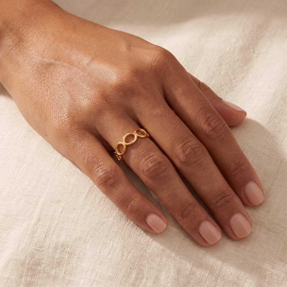 Anillo Eslabones ovalados dorado puesto
