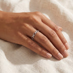 Anillo Eslabones plateado puesto