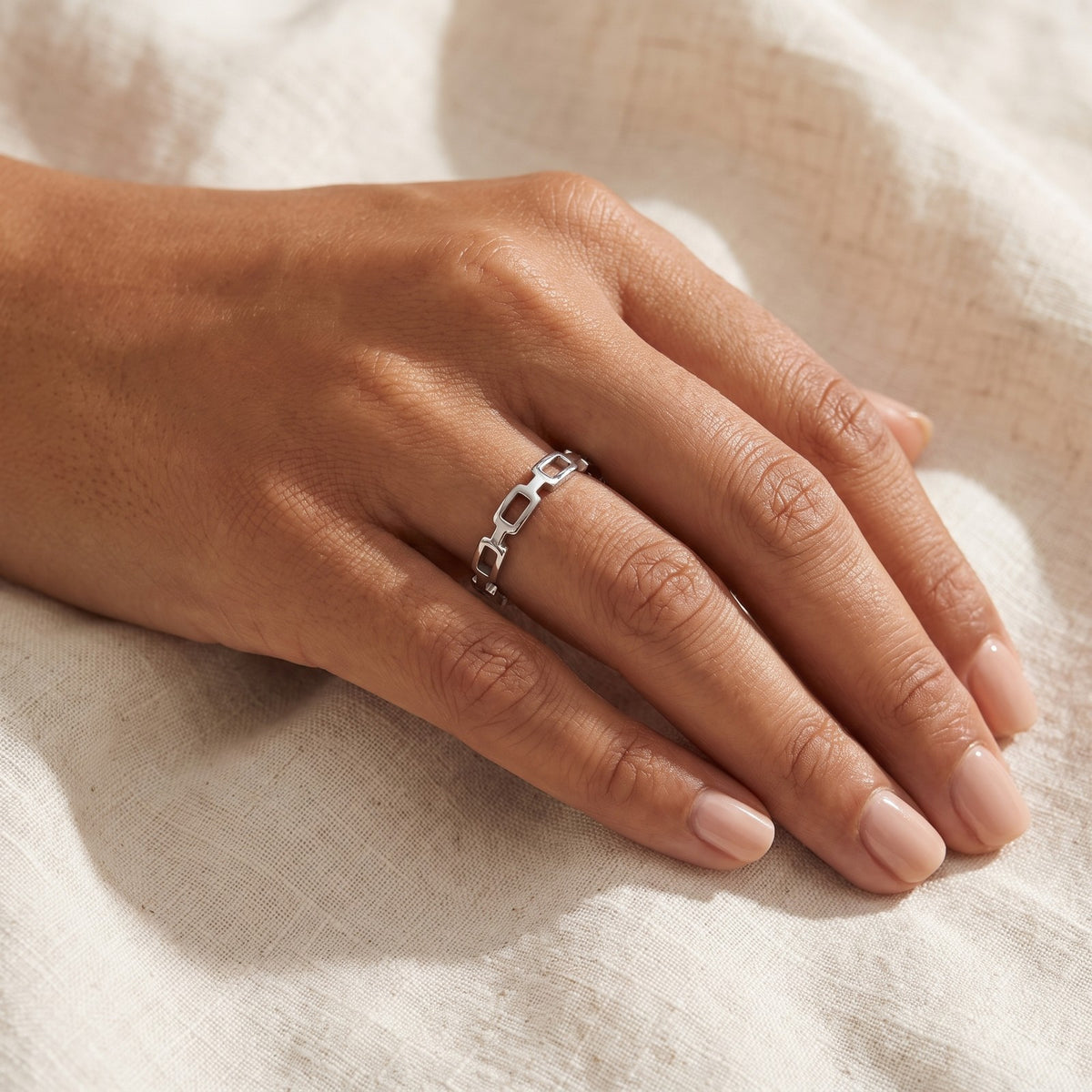 Anillo Eslabones plateado puesto