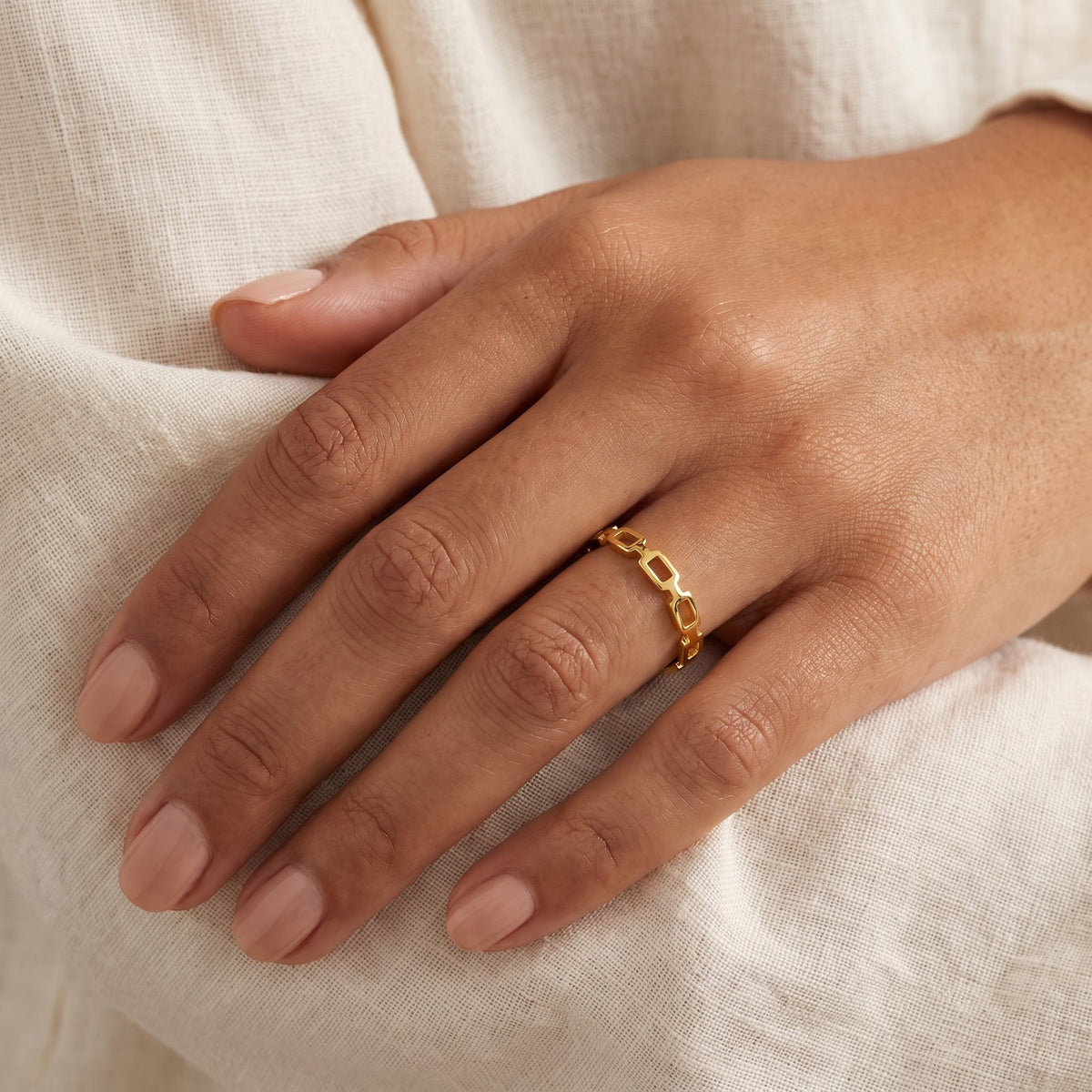 Anillo Eslabones dorado puesto