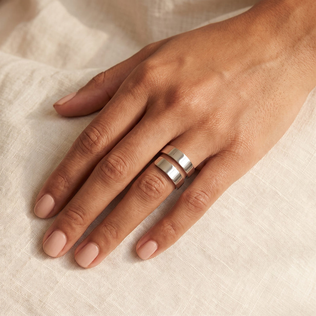 Anillo Espiral ancha plateado puesto