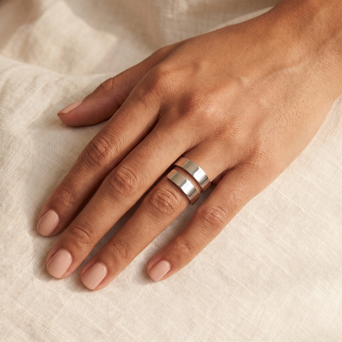 Anillo Espiral ancha plateado puesto