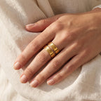Anillo Espiral ancha dorado puesto